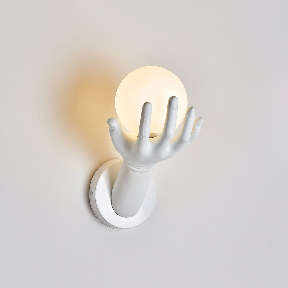 Lampada da parete corpo in polimero forma a mano paralume sfera effetto legno