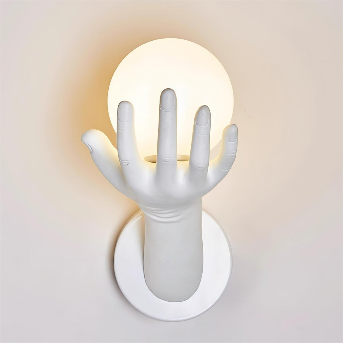 Lampada da parete corpo in polimero forma a mano paralume sfera effetto legno