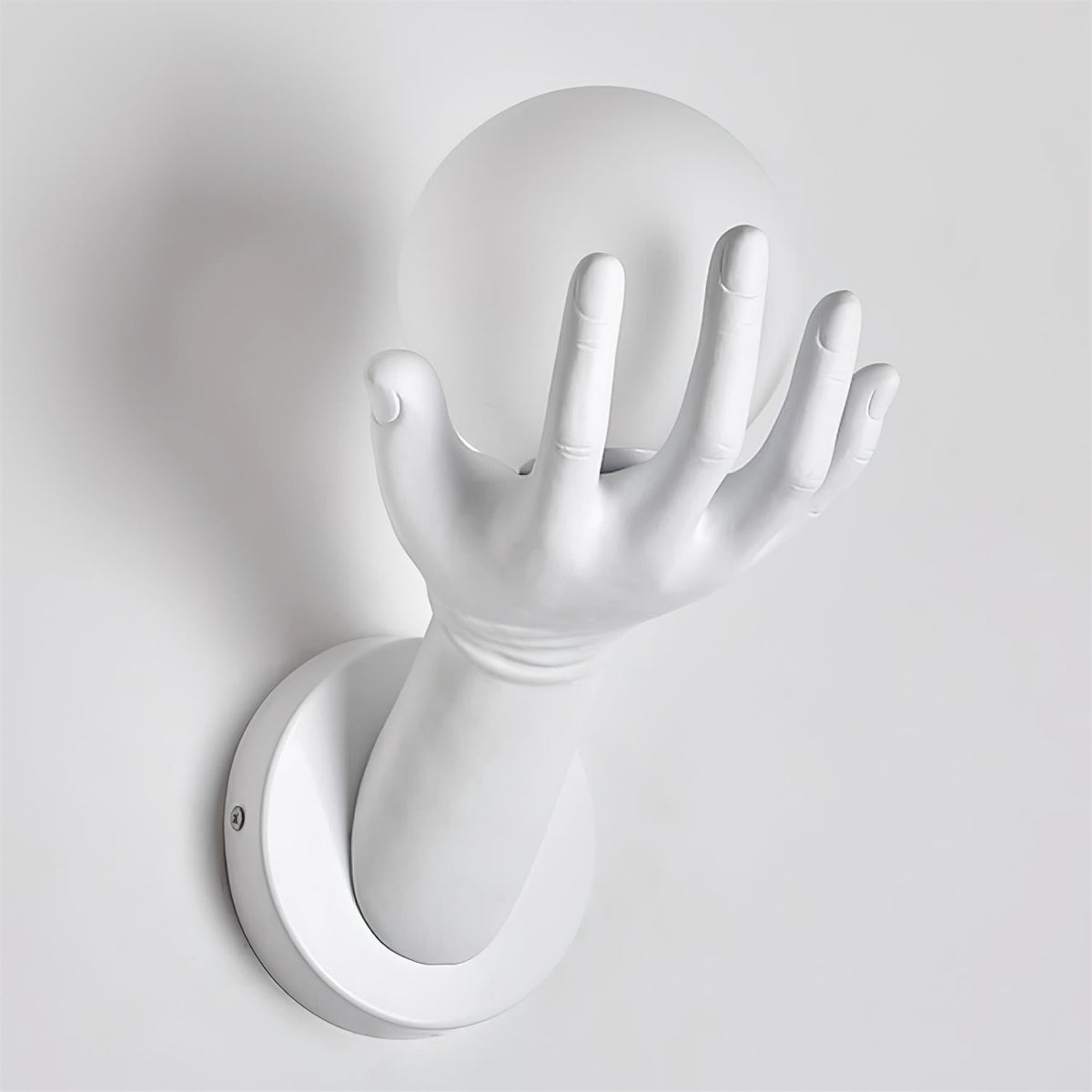 Lampada da parete corpo in polimero forma a mano paralume sfera effetto legno