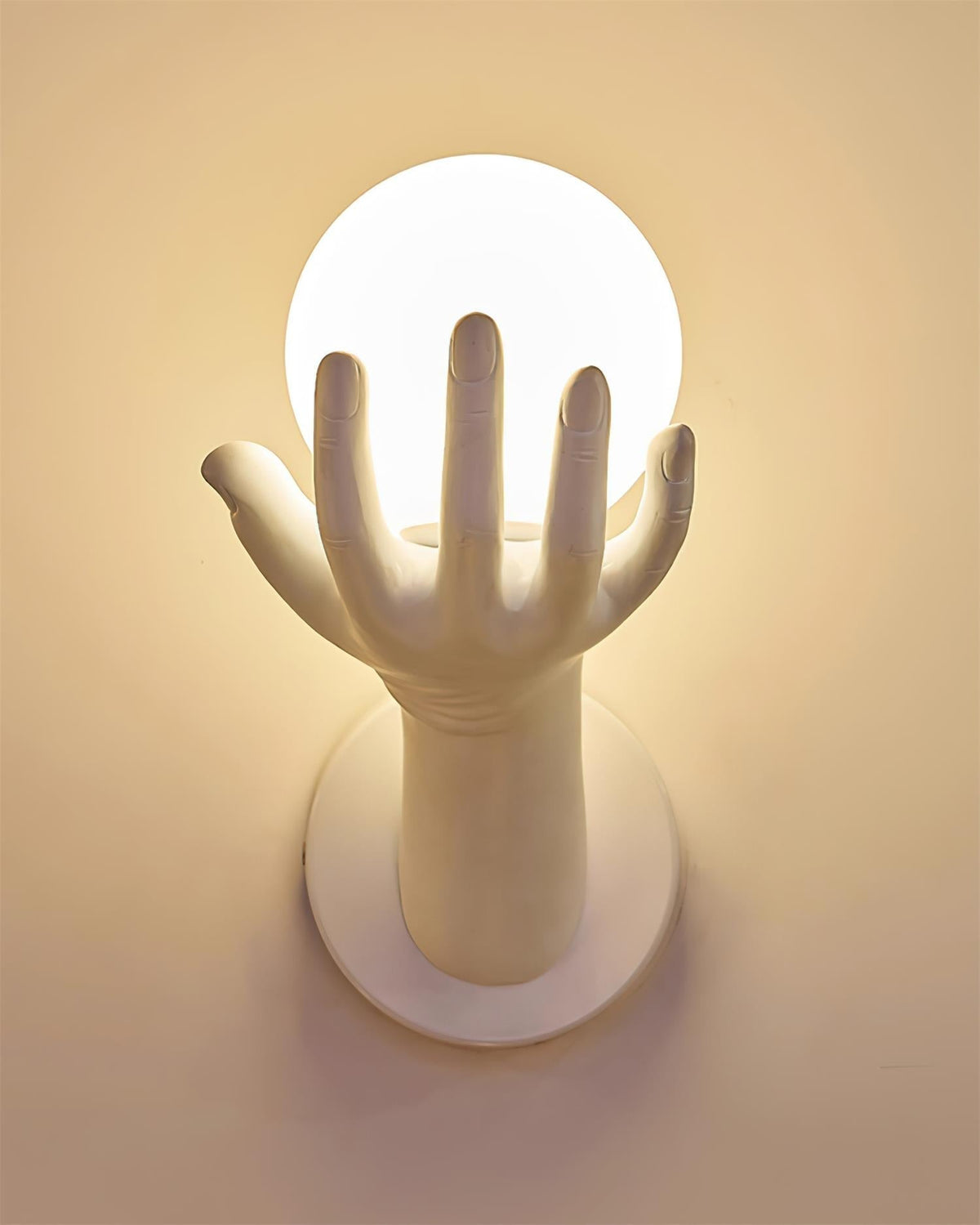 Lampada da parete corpo in polimero forma a mano paralume sfera effetto legno