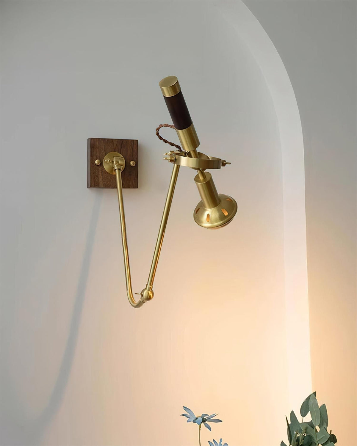 Lampada da parete regolabile in ottone con finitura noce, stile vintage e spot industriale