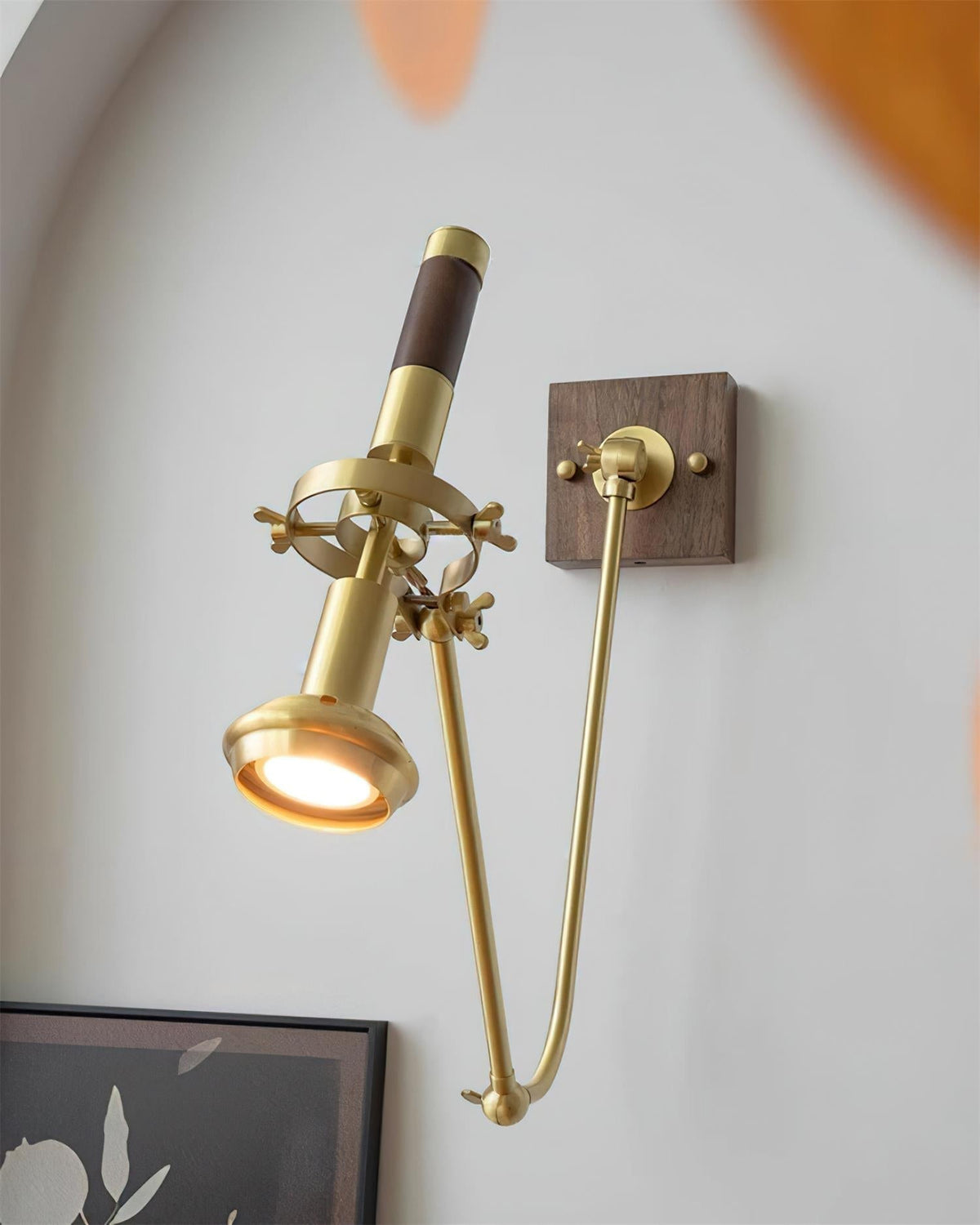 Lampada da parete regolabile in ottone con finitura noce, stile vintage e spot industriale