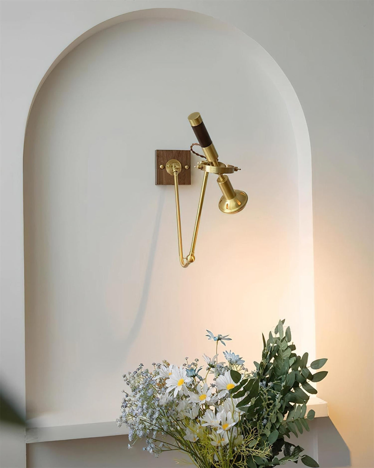 Lampada da parete regolabile in ottone con finitura noce, stile vintage e spot industriale