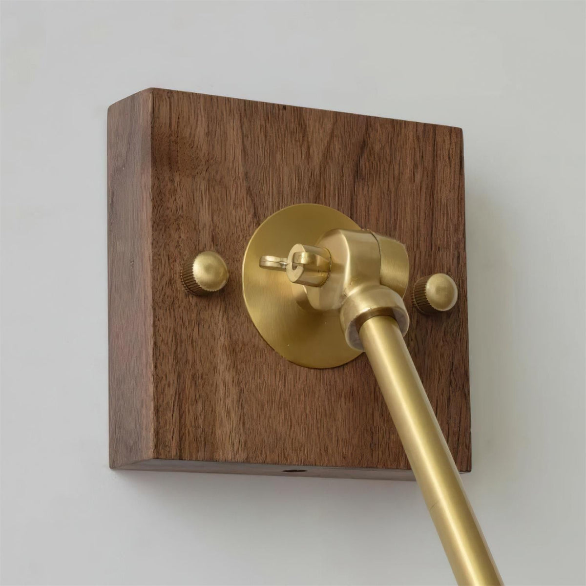 Lampada da parete regolabile in ottone con finitura noce, stile vintage e spot industriale