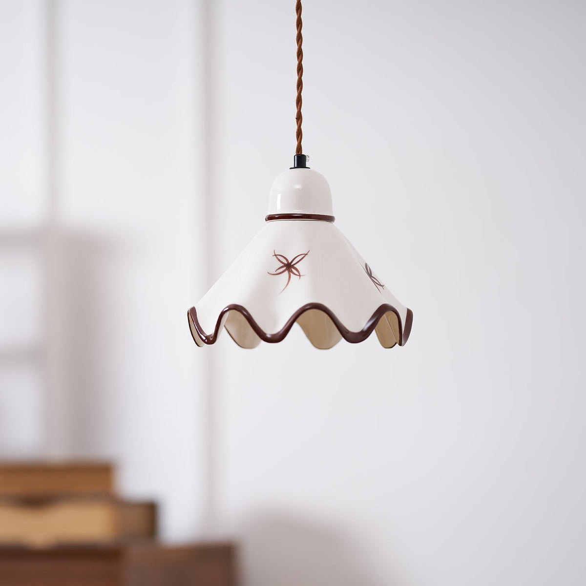 Lampada a sospensione in ceramica con paralume ondulato e bordo rustico marrone, stile retro country