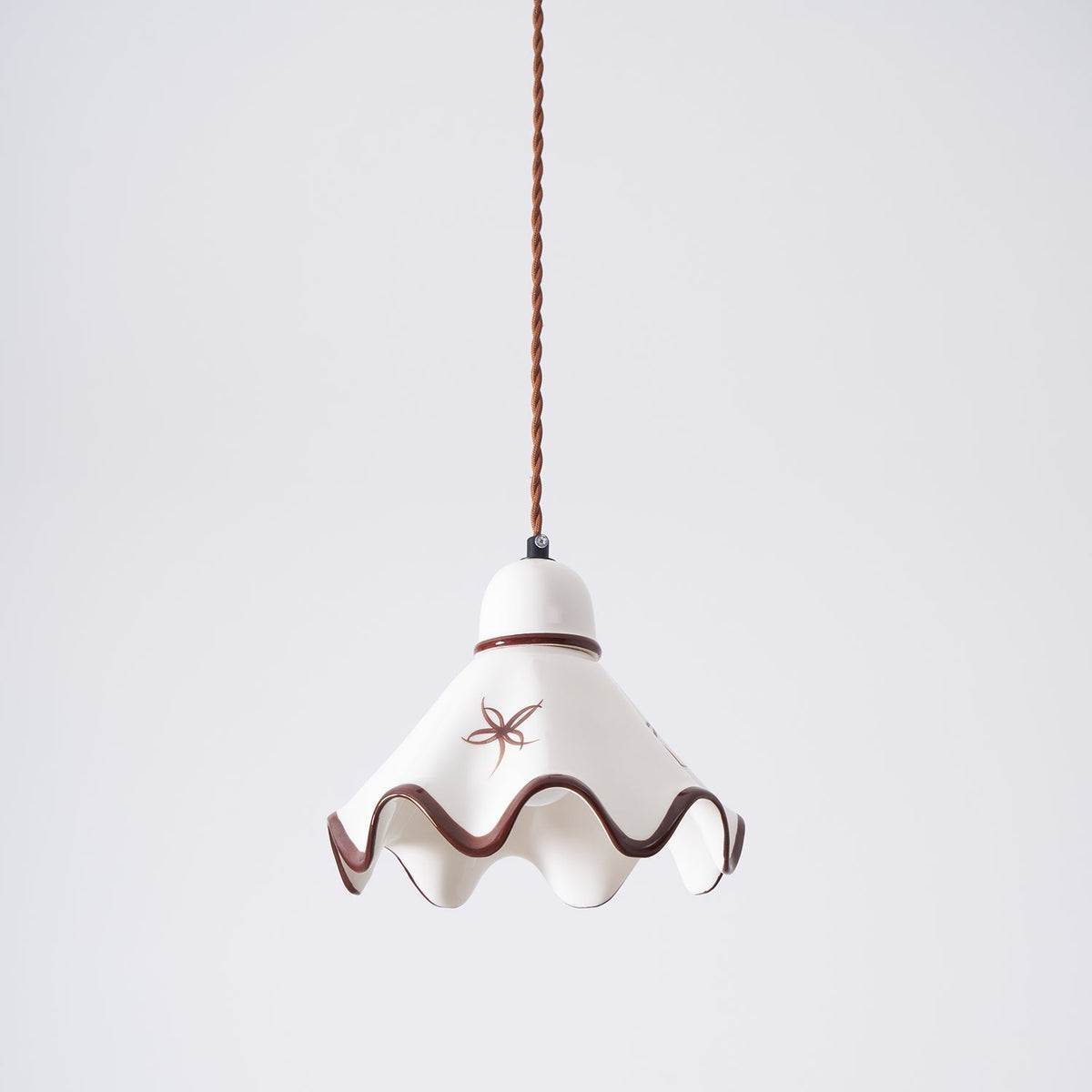 Lampada a sospensione in ceramica con paralume ondulato e bordo rustico marrone, stile retro country