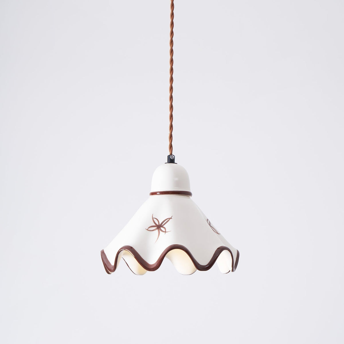 Lampada a sospensione in ceramica con paralume ondulato e bordo rustico marrone, stile retro country