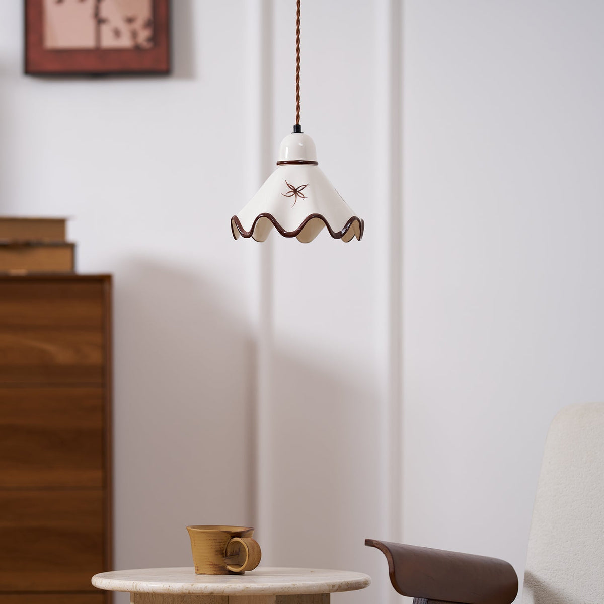 Lampada a sospensione in ceramica con paralume ondulato e bordo rustico marrone, stile retro country