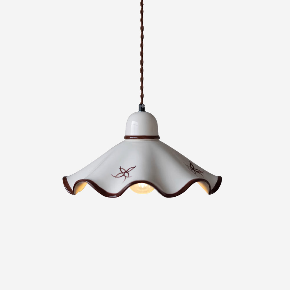 Lampada a sospensione in ceramica con paralume ondulato e bordo rustico marrone, stile retro country