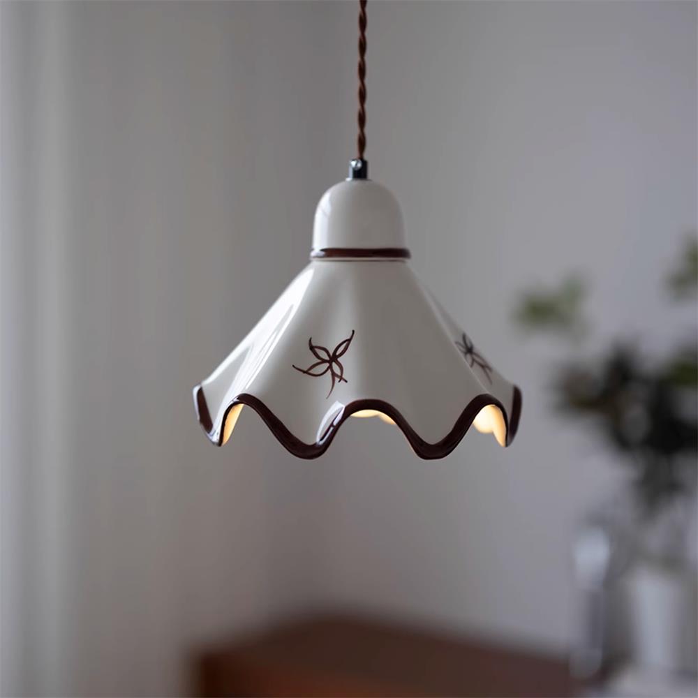 Lampada a sospensione in ceramica con paralume ondulato e bordo rustico marrone, stile retro country