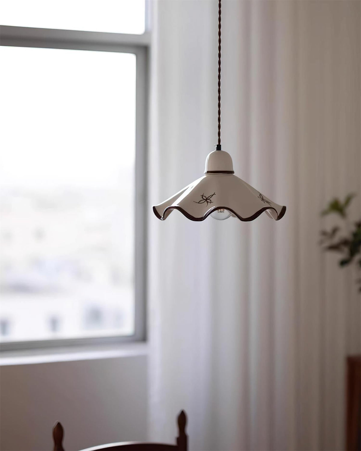 Lampada a sospensione in ceramica con paralume ondulato e bordo rustico marrone, stile retro country