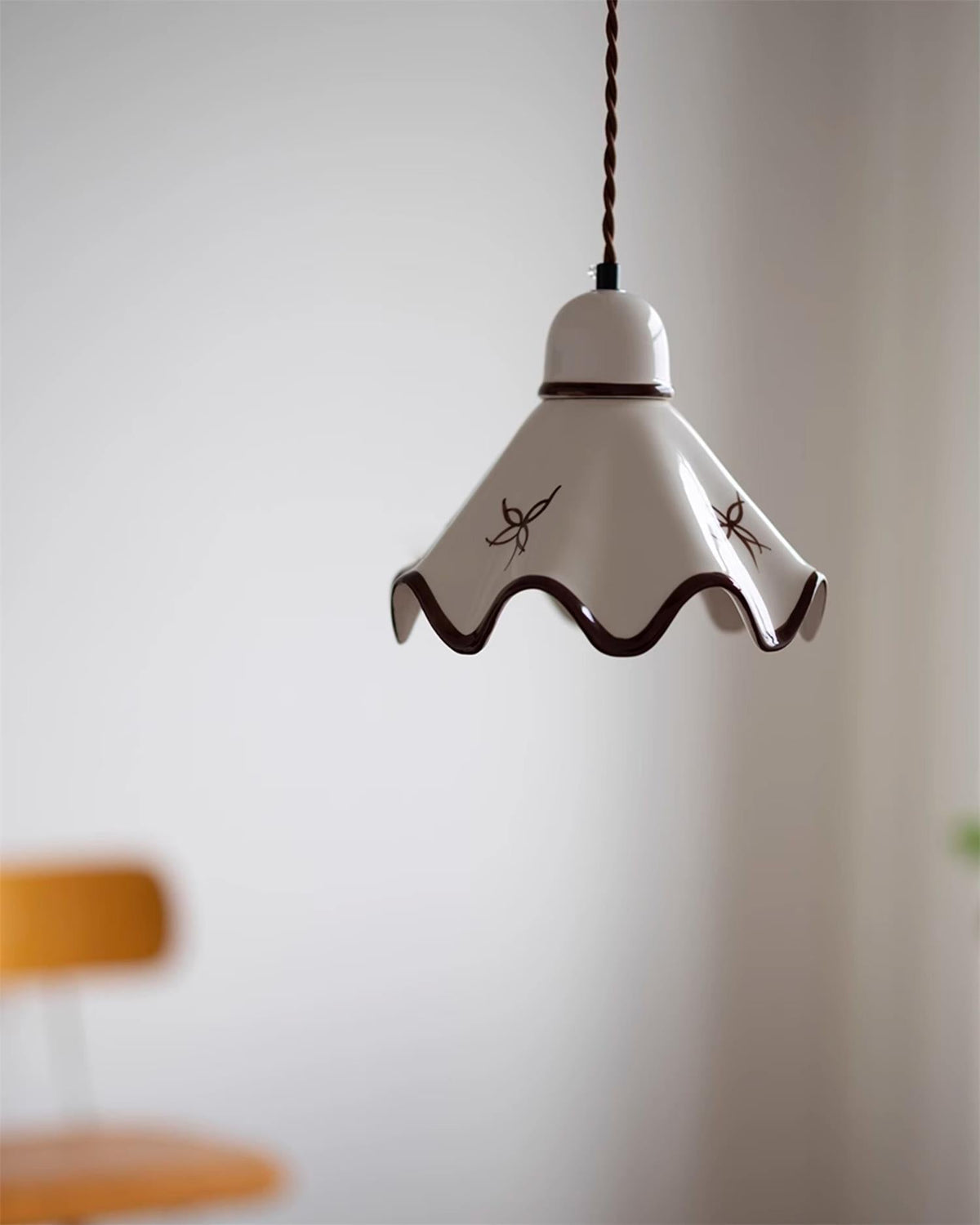 Lampada a sospensione in ceramica con paralume ondulato e bordo rustico marrone, stile retro country