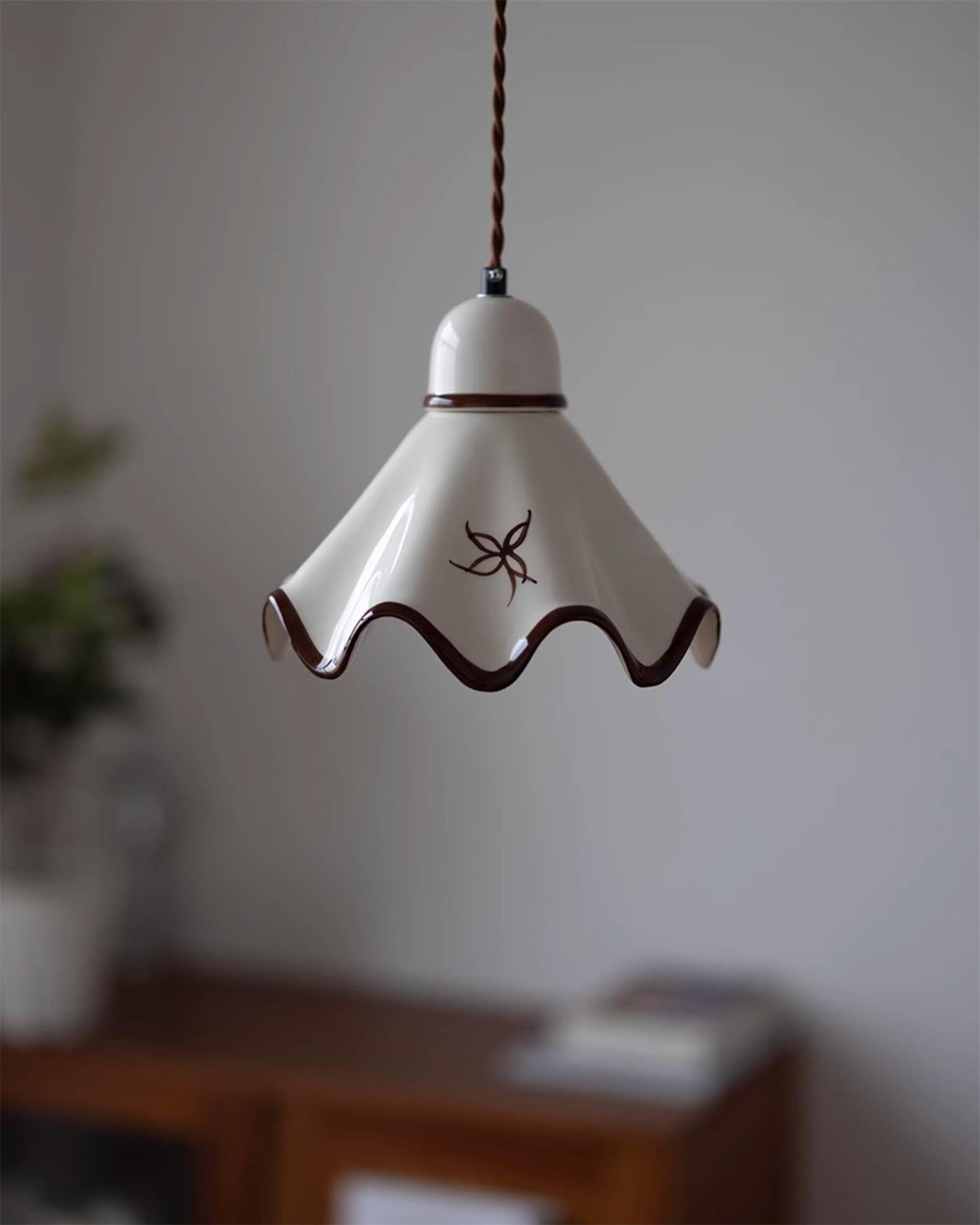 Lampada a sospensione in ceramica con paralume ondulato e bordo rustico marrone, stile retro country