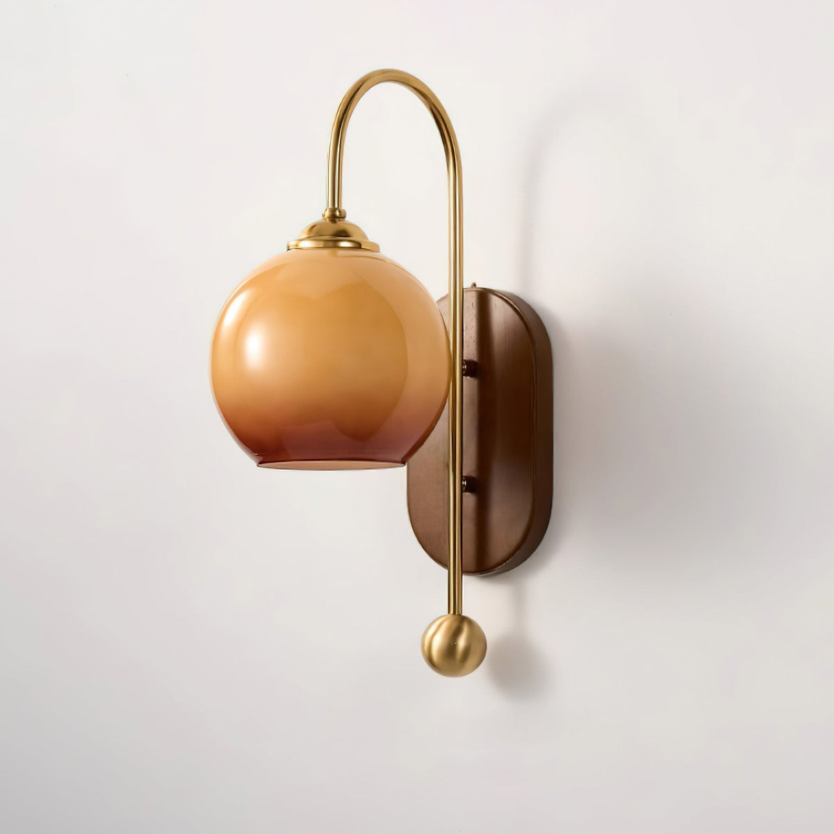 Lampada da parete in metallo e vetro con paralume sferico liscio e retropannello in legno