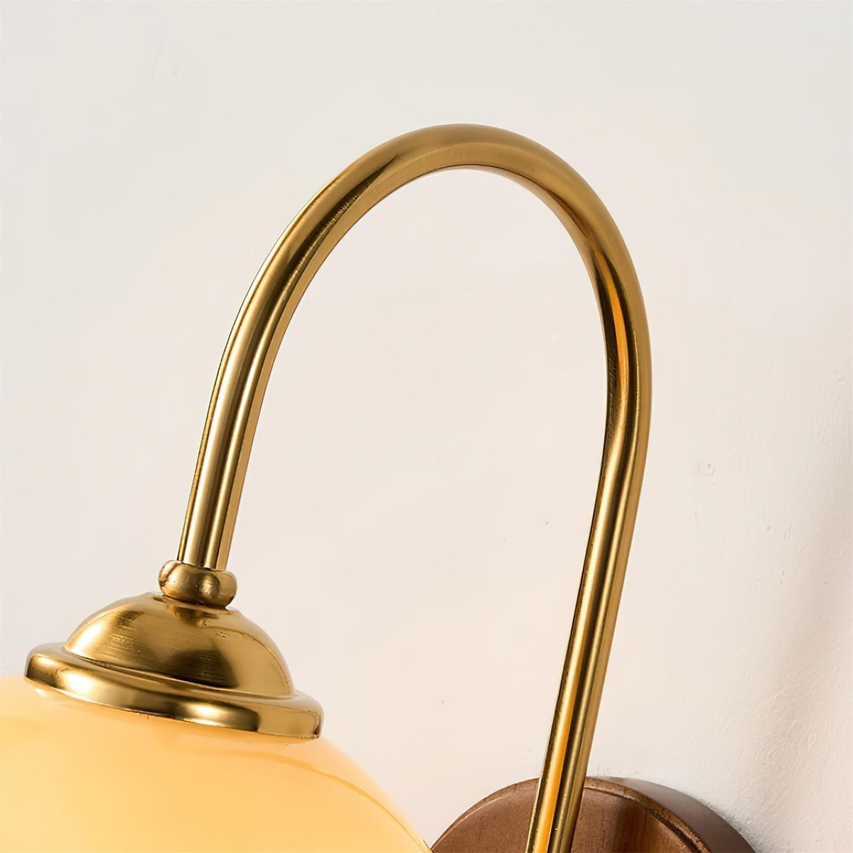 Lampada da parete in metallo e vetro con paralume sferico liscio e retropannello in legno