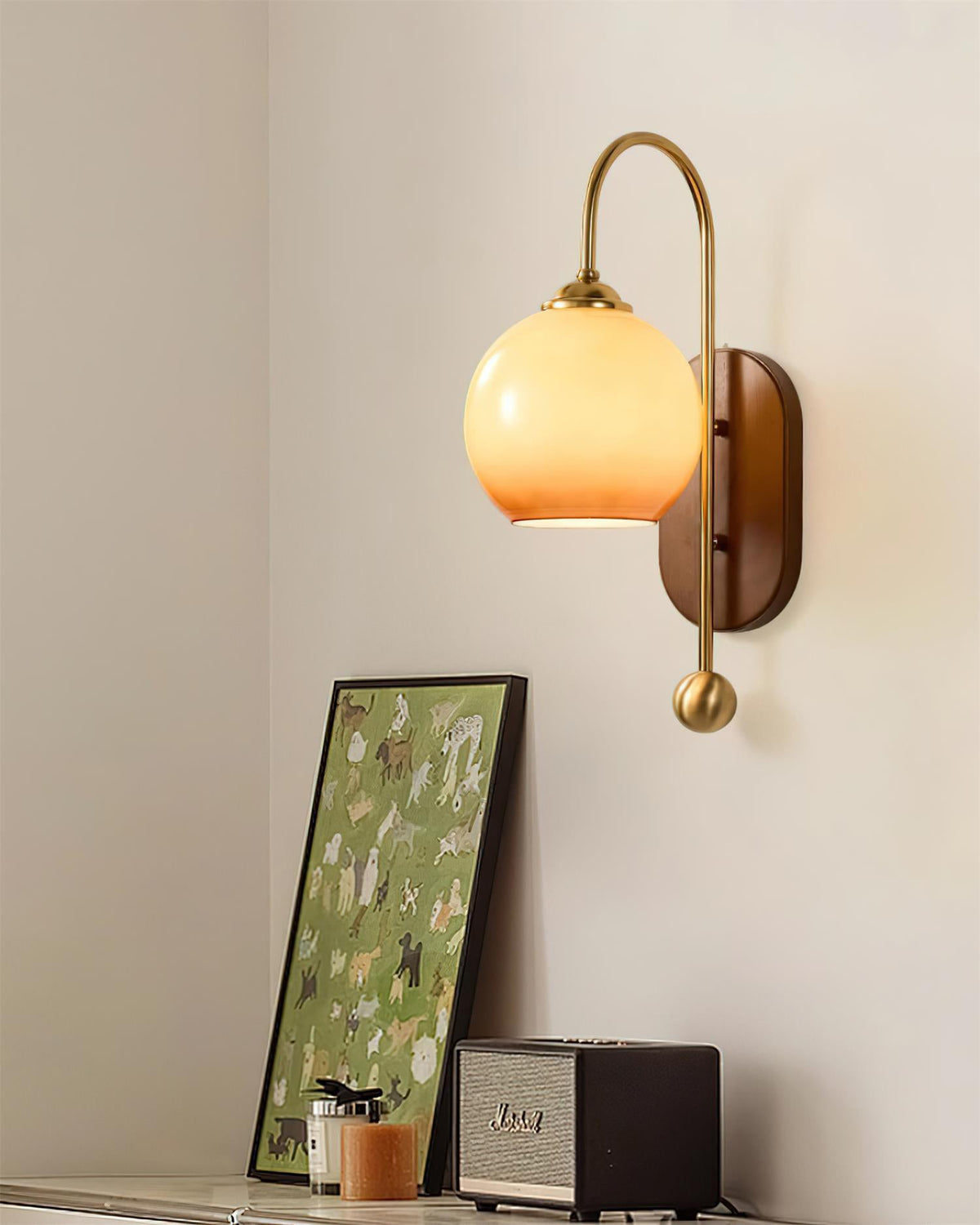 Lampada da parete in metallo e vetro con paralume sferico liscio e retropannello in legno