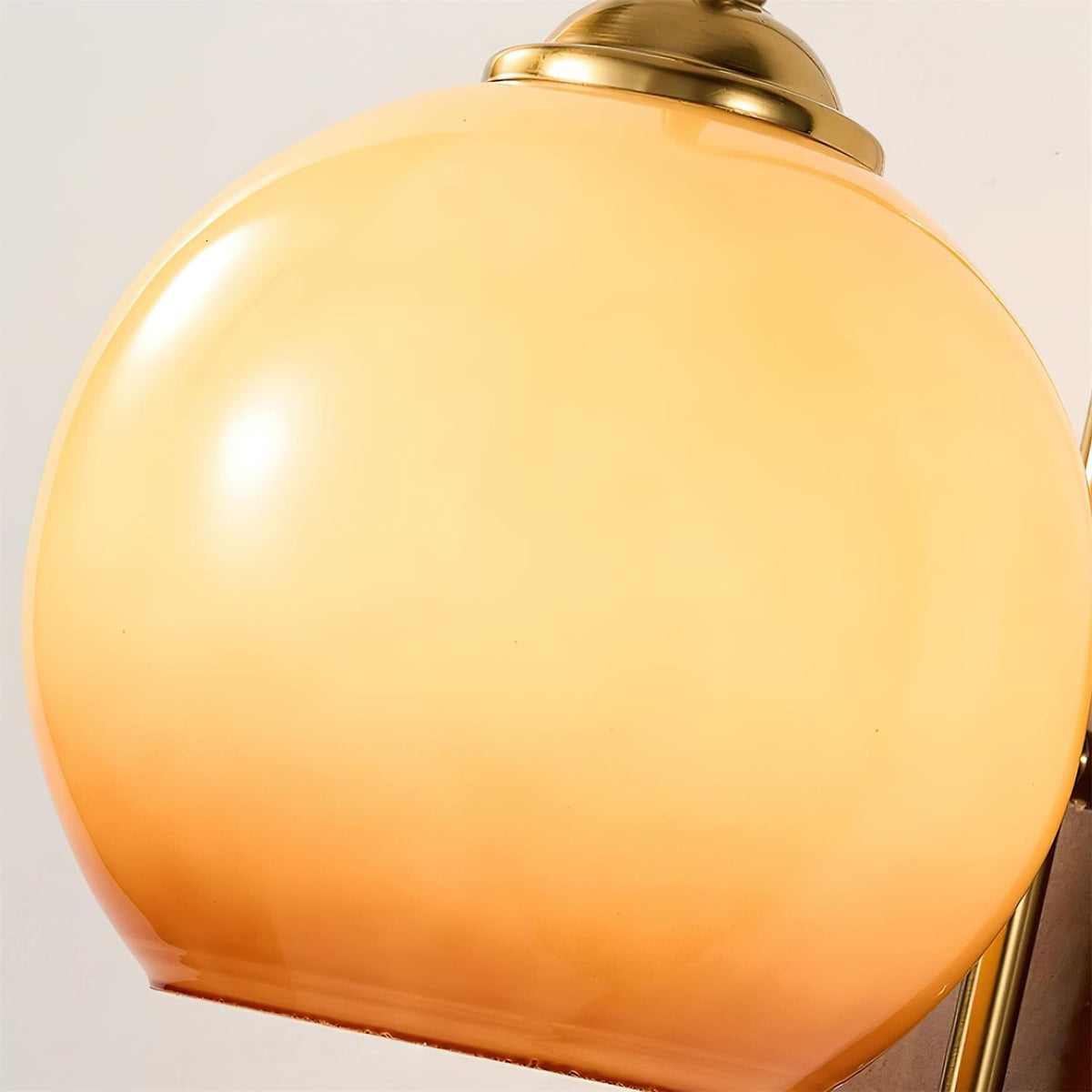 Lampada da parete in metallo e vetro con paralume sferico liscio e retropannello in legno