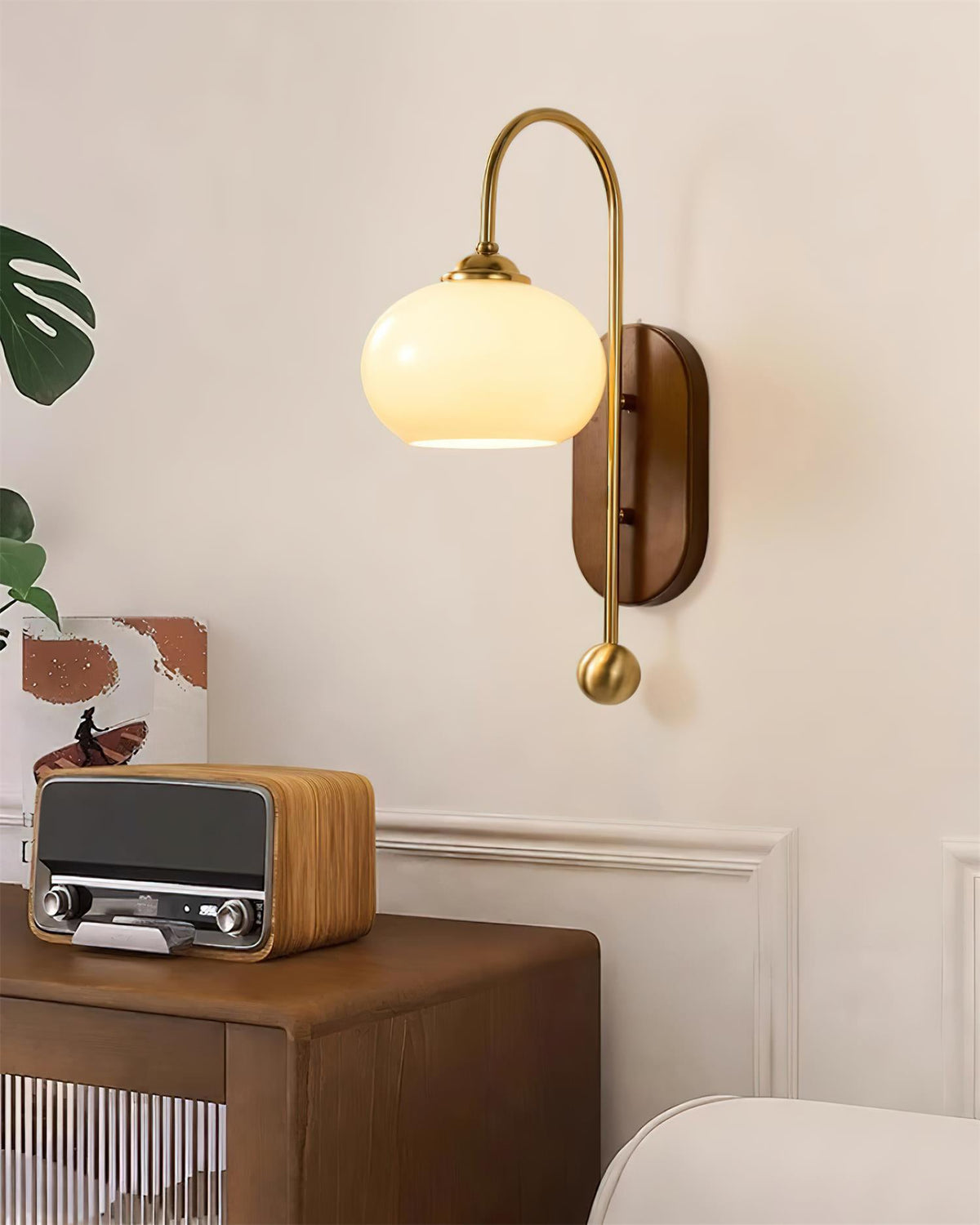 Lampada da parete in metallo e vetro con paralume sferico liscio e retropannello in legno