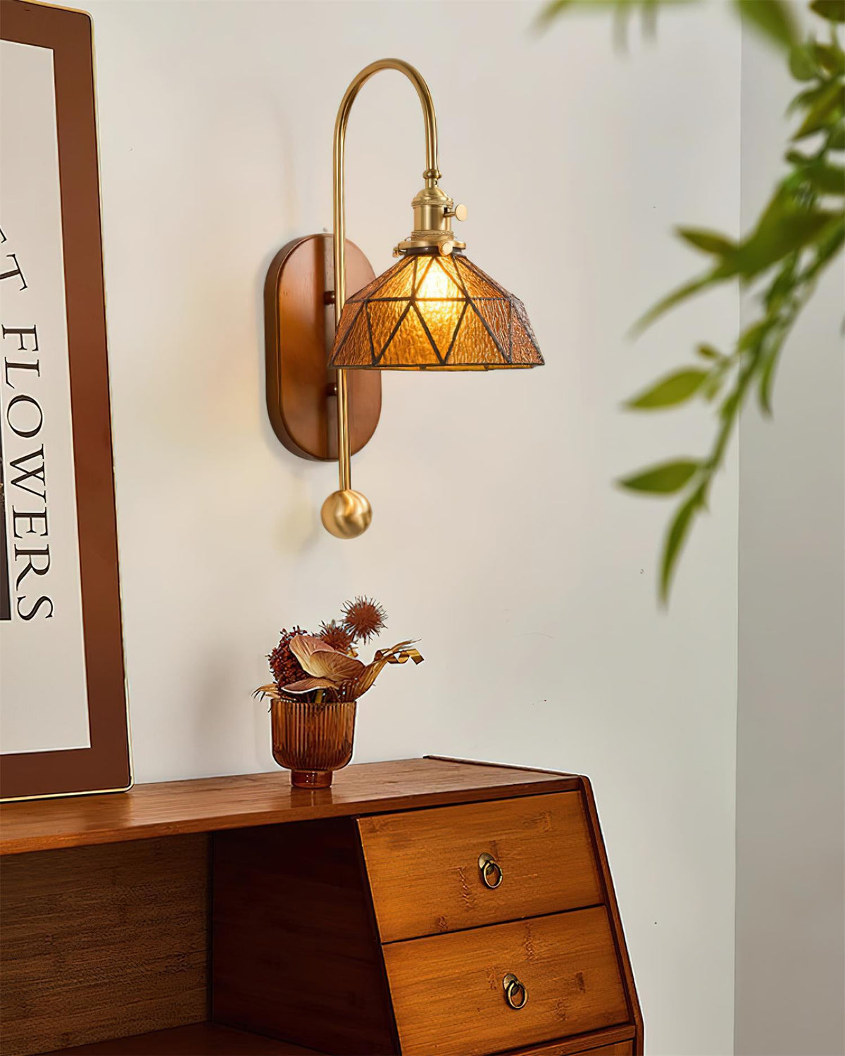 Lampada da parete in metallo e vetro con paralume sferico liscio e retropannello in legno