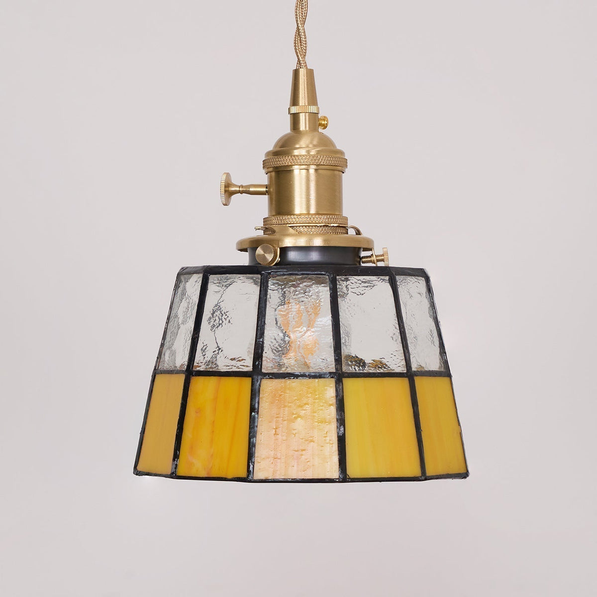 Lampada a sospensione in ottone con paralume in vetro colorato, motivo vintage e stile retrò