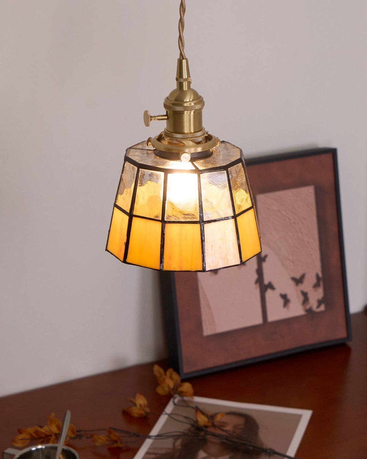 Lampada a sospensione in ottone con paralume in vetro colorato, motivo vintage e stile retrò