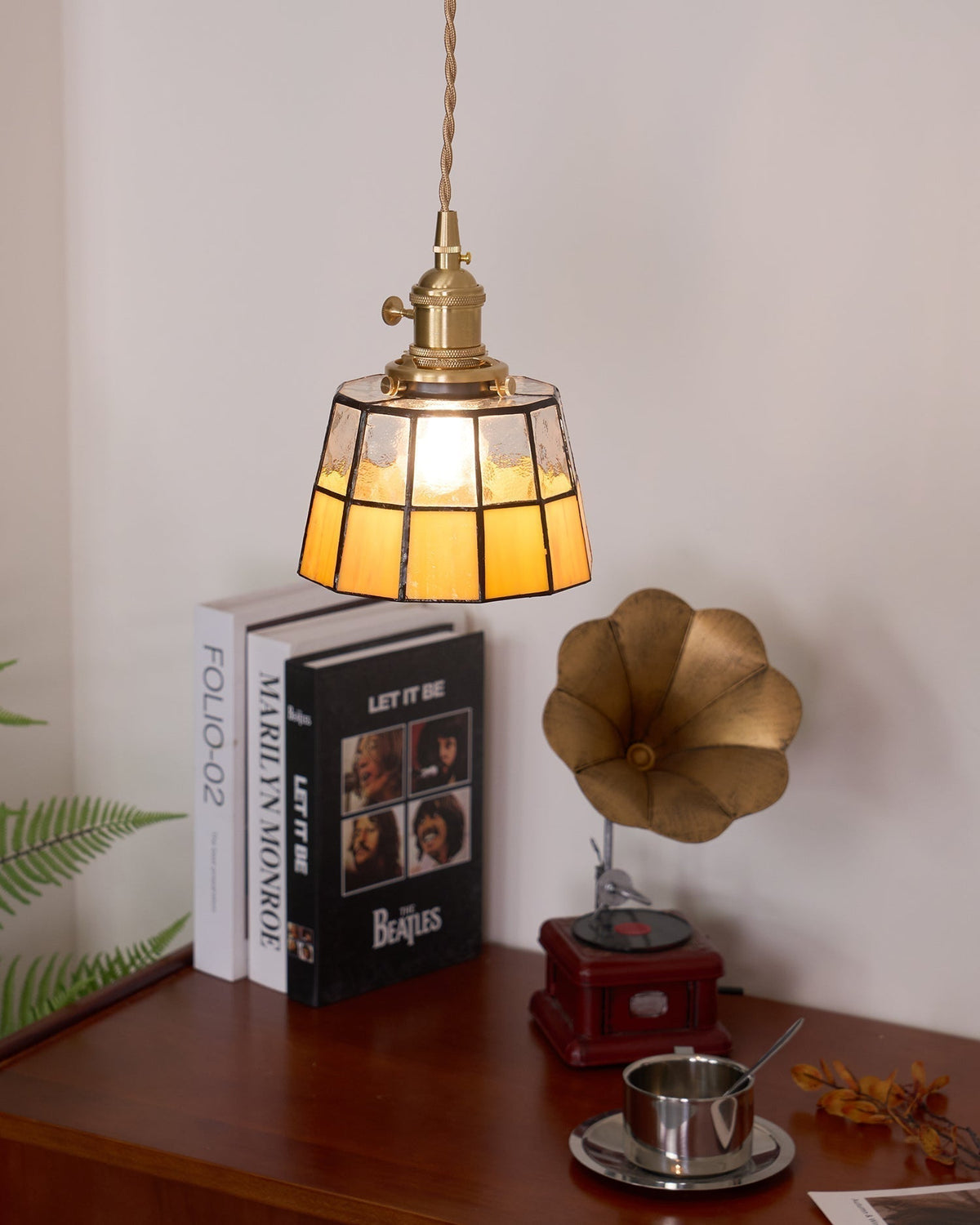 Lampada a sospensione in ottone con paralume in vetro colorato, motivo vintage e stile retrò