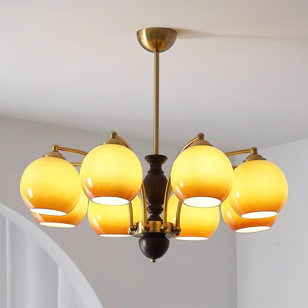Lampadario in vetro, struttura metallica e dettagli in legno stile di metà secolo Calm in metallo