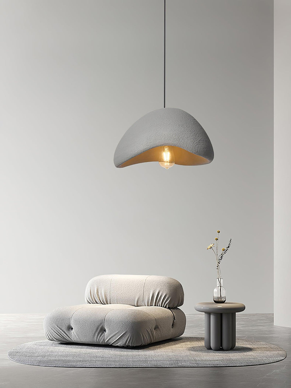 Lampada a sospensione con paralume curvo organico, texture morbida e stile artistico moderno