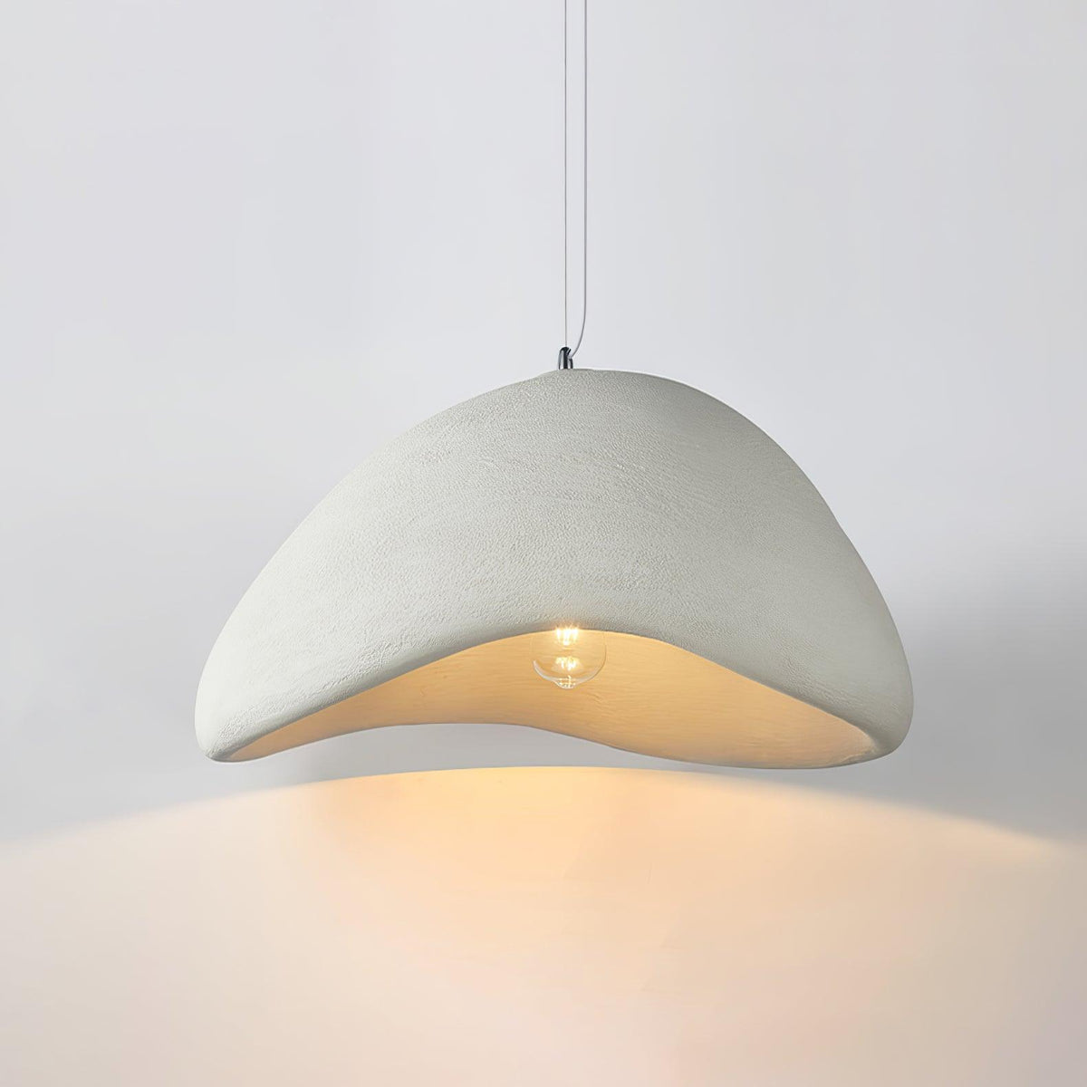 Lampada a sospensione con paralume curvo organico, texture morbida e stile artistico moderno