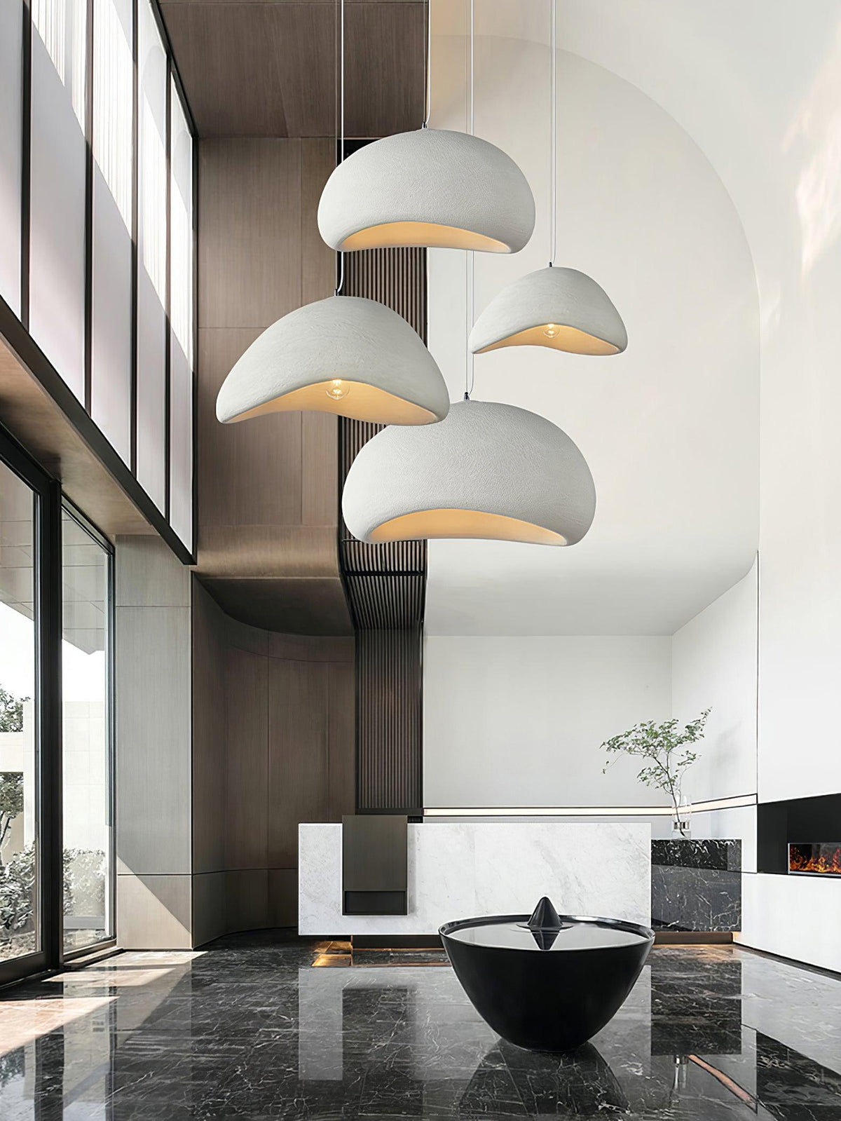Lampada a sospensione con paralume curvo organico, texture morbida e stile artistico moderno