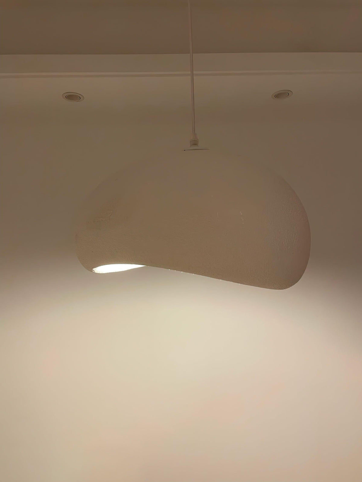 Lampada a sospensione con paralume curvo organico, texture morbida e stile artistico moderno
