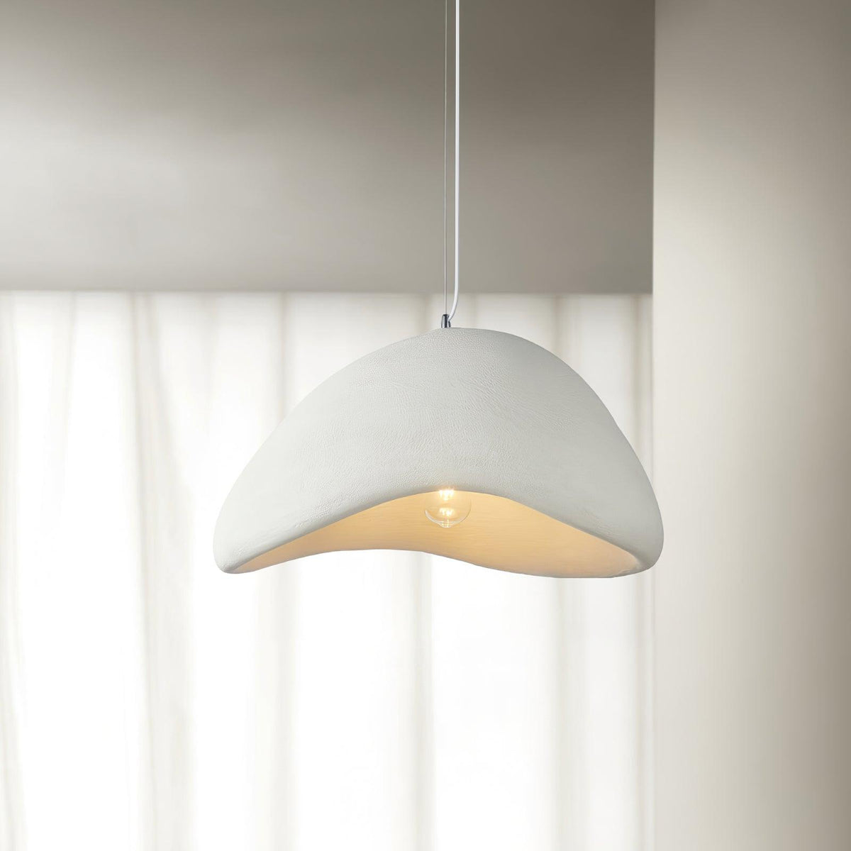 Lampada a sospensione con paralume curvo organico, texture morbida e stile artistico moderno
