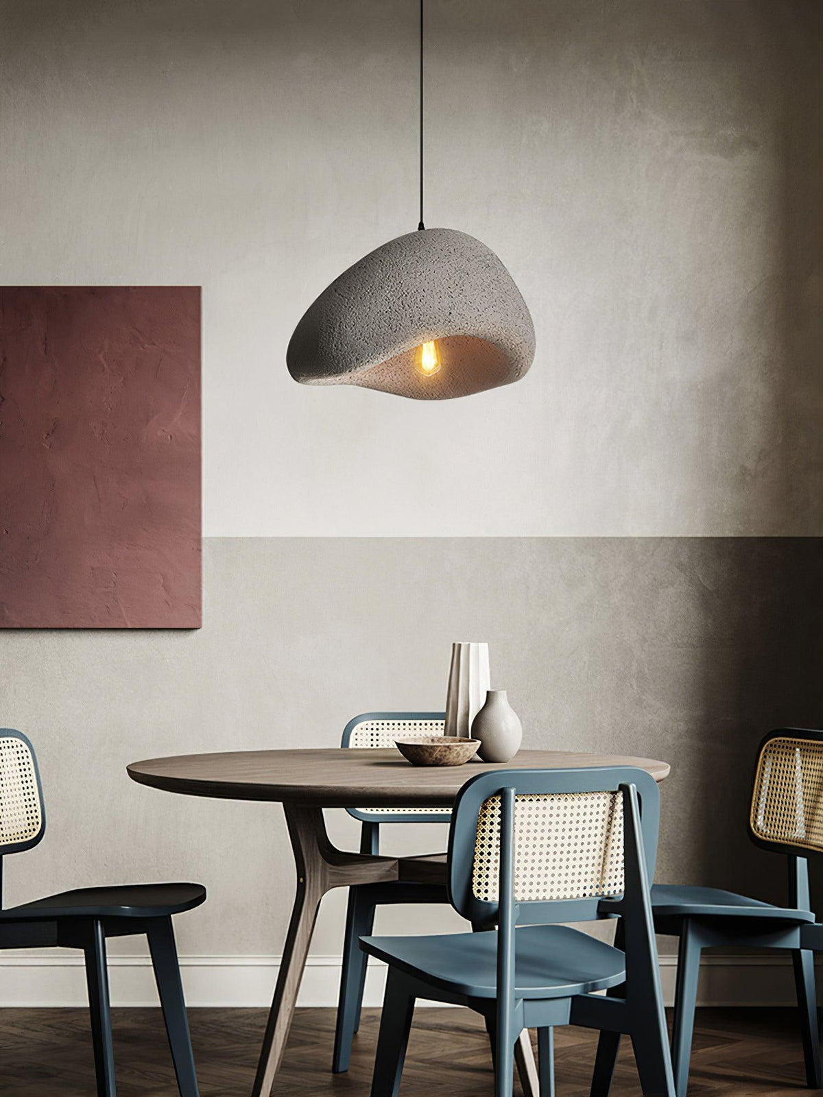 Lampada a sospensione con paralume curvo organico, texture morbida e stile artistico moderno