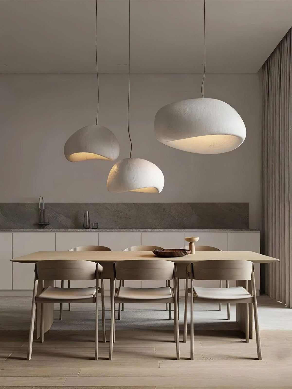 Lampada a sospensione con paralume curvo organico, texture morbida e stile artistico moderno