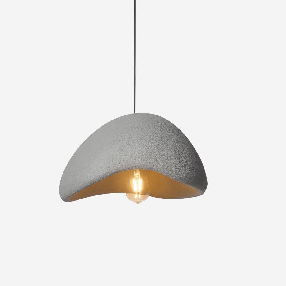 Lampada a sospensione con paralume curvo organico, texture morbida e stile artistico moderno