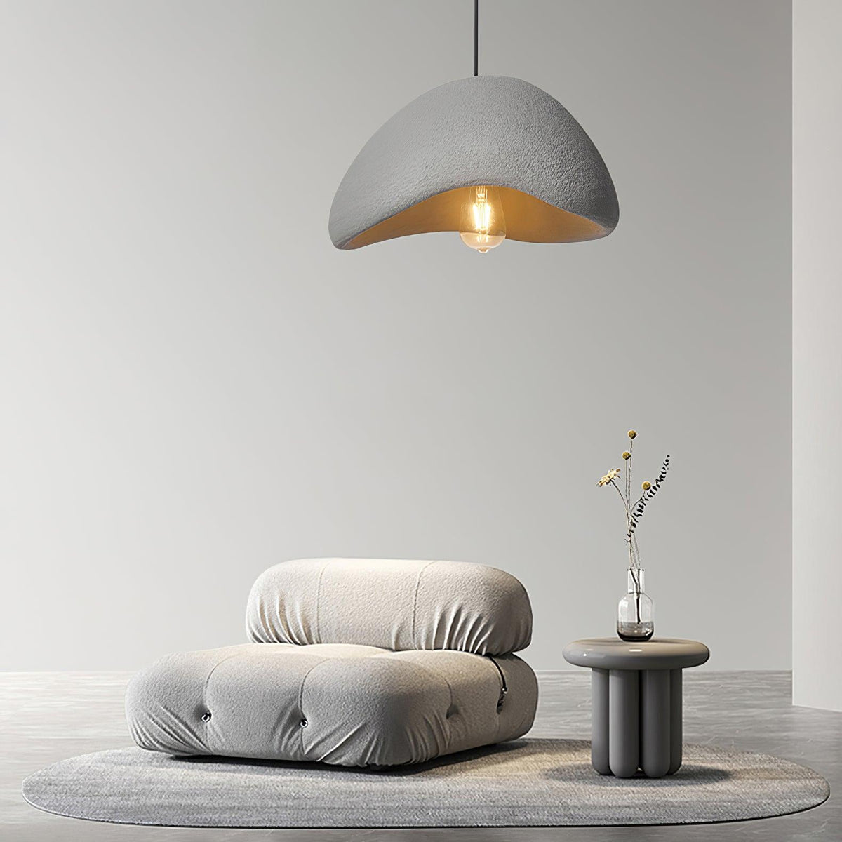Lampada a sospensione con paralume curvo organico, texture morbida e stile artistico moderno