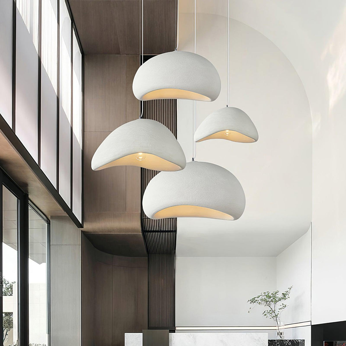 Lampada a sospensione con paralume curvo organico, texture morbida e stile artistico moderno
