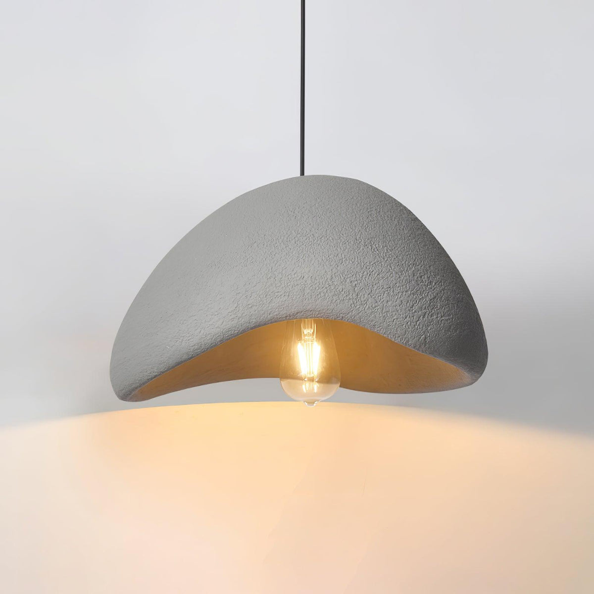 Lampada a sospensione con paralume curvo organico, texture morbida e stile artistico moderno
