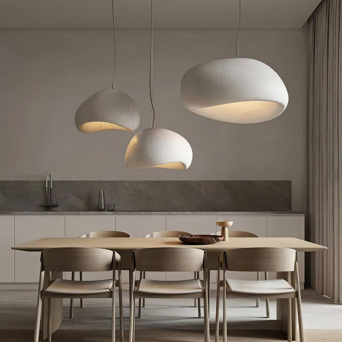 Lampada a sospensione con paralume curvo organico, texture morbida e stile artistico moderno