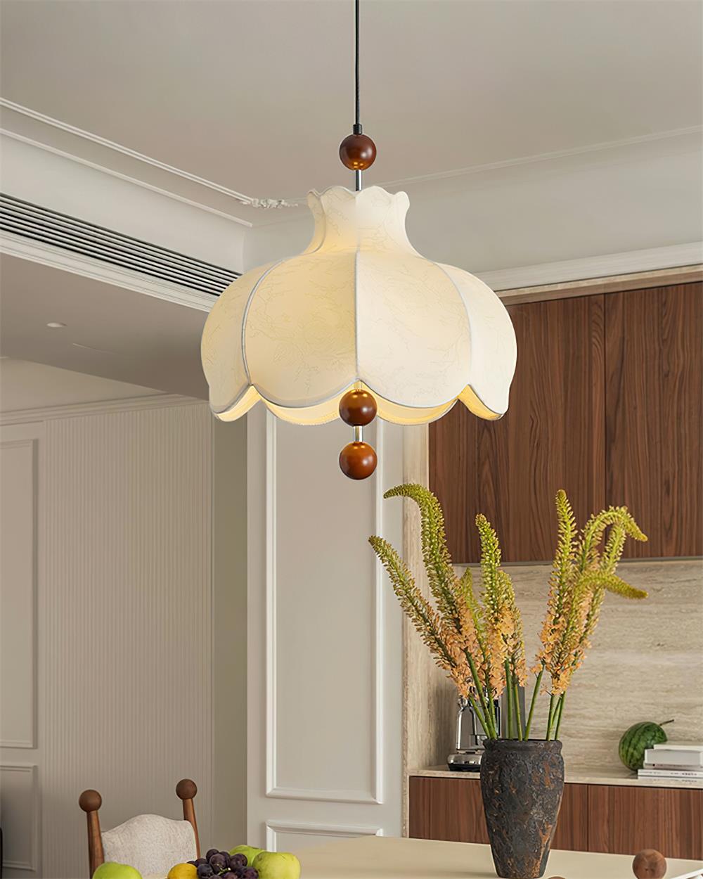 Lampada a sospensione con paralume in tessuto e dettagli in legno vintage per soggiorno