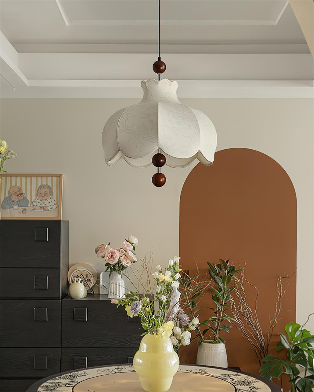 Lampada a sospensione con paralume in tessuto e dettagli in legno vintage per soggiorno