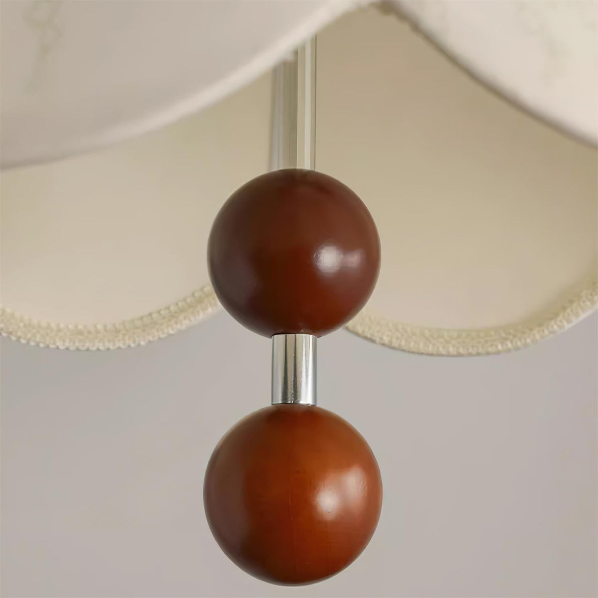 Lampada a sospensione con paralume in tessuto e dettagli in legno vintage per soggiorno