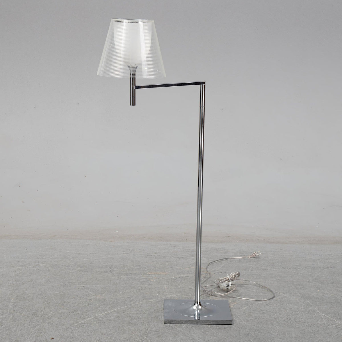 Aquris lampada da terra minimalista