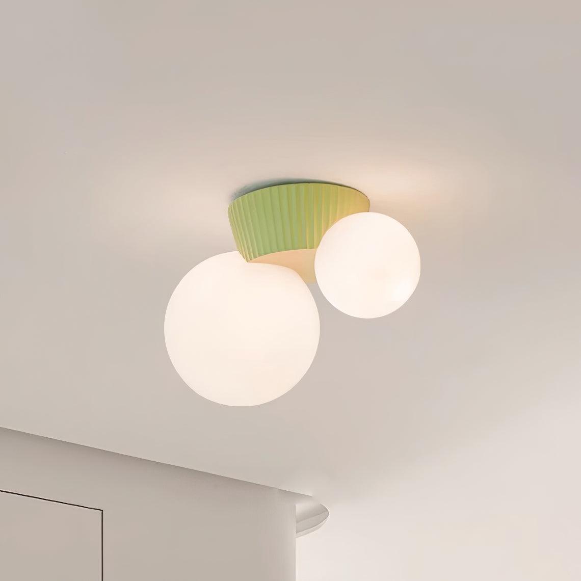 Tovae lampada da soffitto Playful Asymmetry con due globi in vetro smerigliato