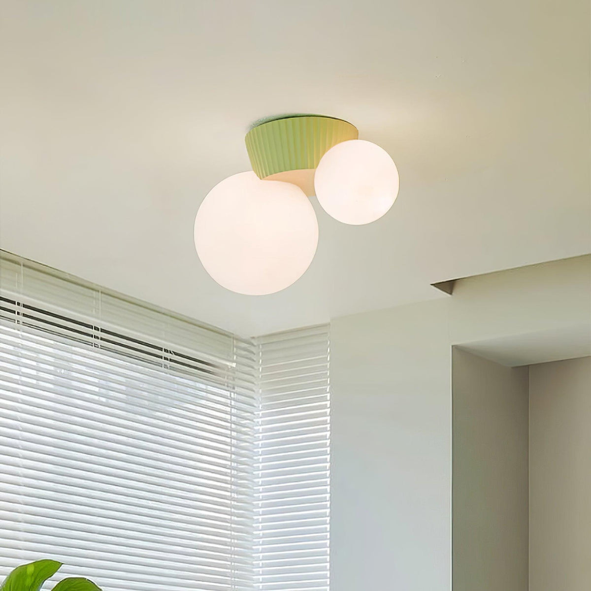 Tovae lampada da soffitto Playful Asymmetry con due globi in vetro smerigliato