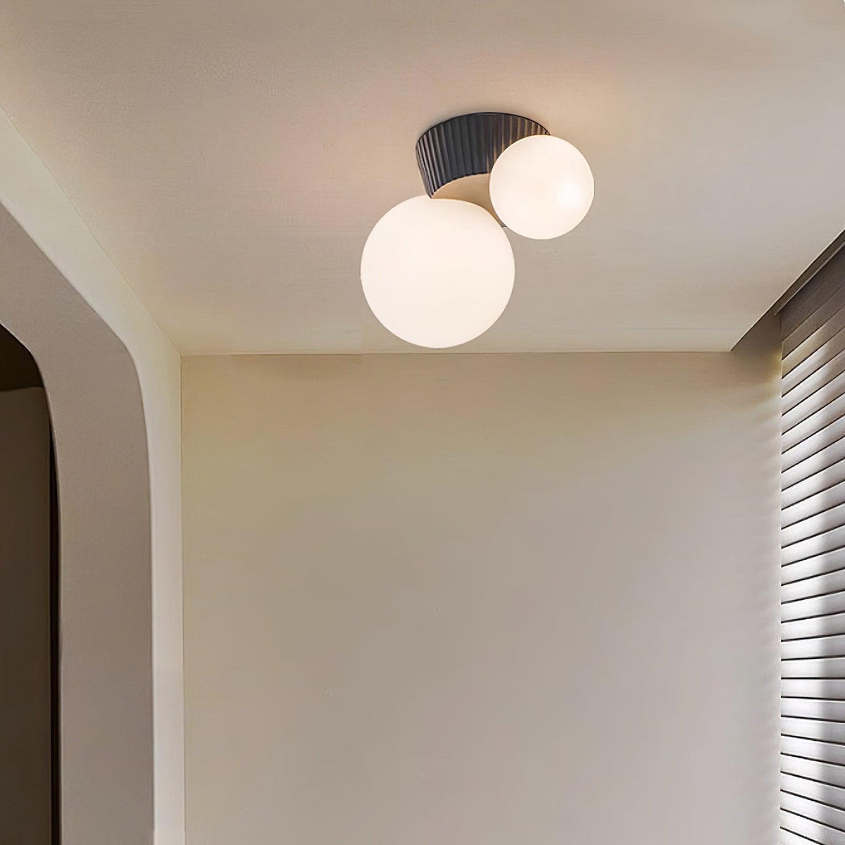 Tovae lampada da soffitto Playful Asymmetry con due globi in vetro smerigliato