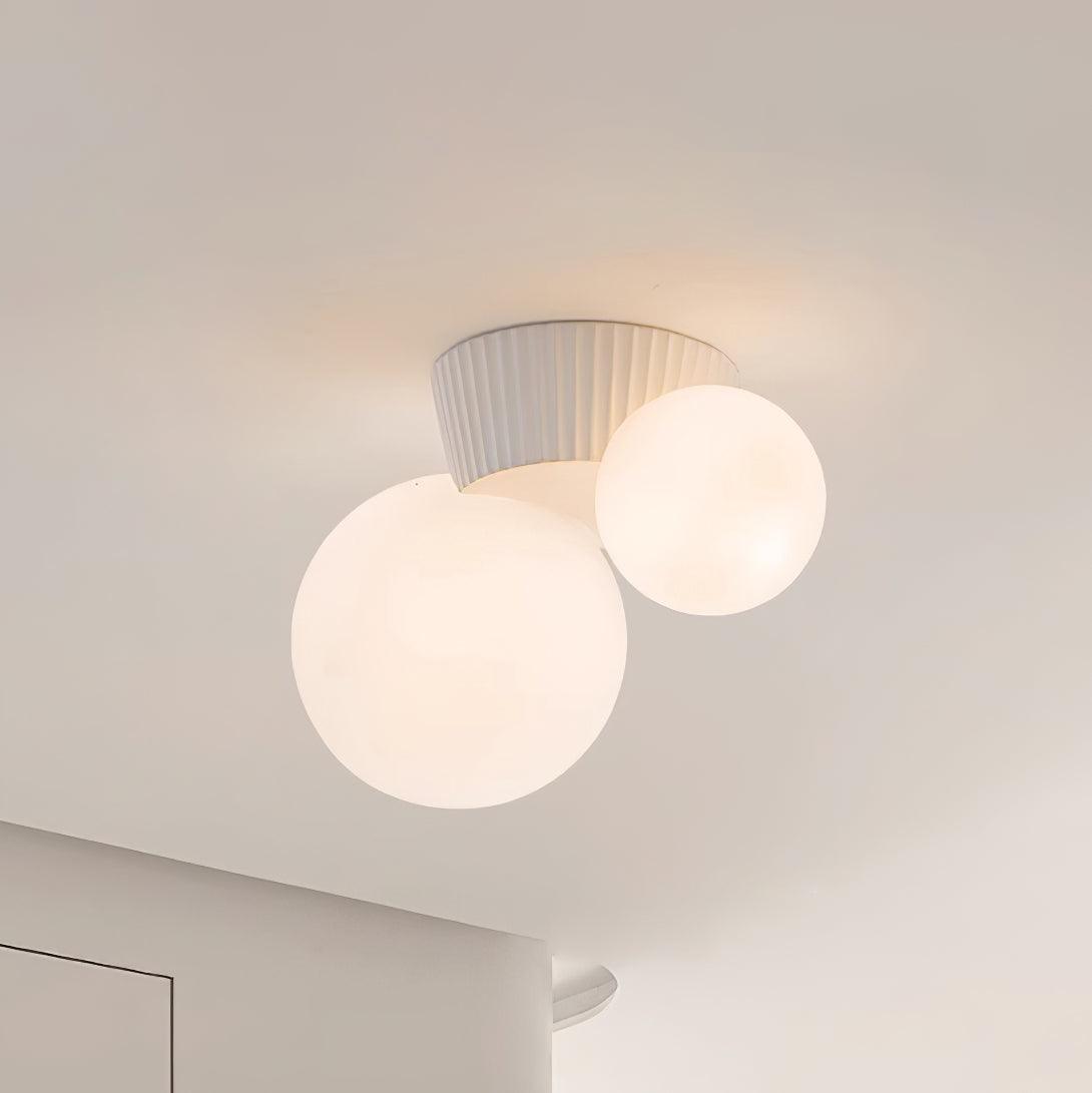 Tovae lampada da soffitto Playful Asymmetry con due globi in vetro smerigliato