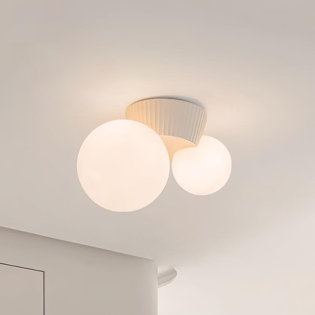 Tovae lampada da soffitto Playful Asymmetry con due globi in vetro smerigliato