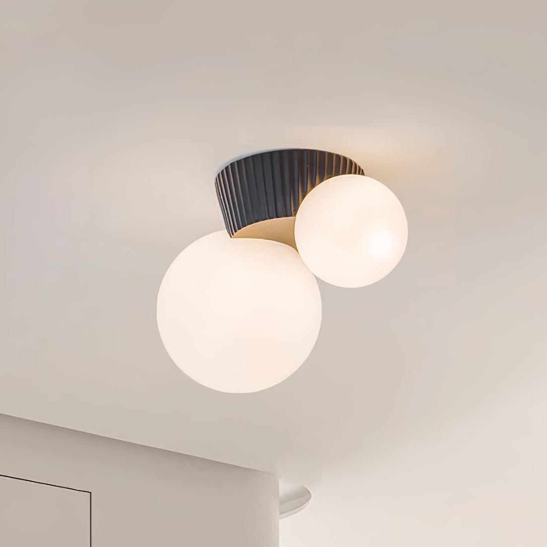 Tovae lampada da soffitto Playful Asymmetry con due globi in vetro smerigliato