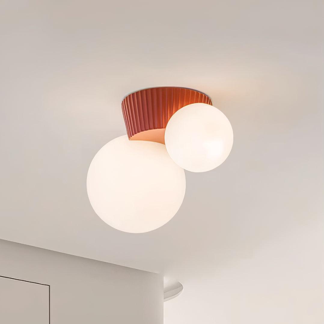 Tovae lampada da soffitto Playful Asymmetry con due globi in vetro smerigliato